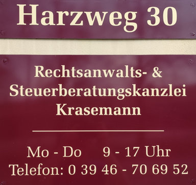 Kanzleischild mit dem Text: Harzweg 30 Rechtsanwalts- & Steuerberatungskanzlei Krasemann Montag bis Donnerstag 9 bis 17 Uhr Telefon: 03646 706952